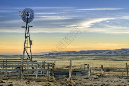 科罗拉多北部草原和山丘的黄昏图片