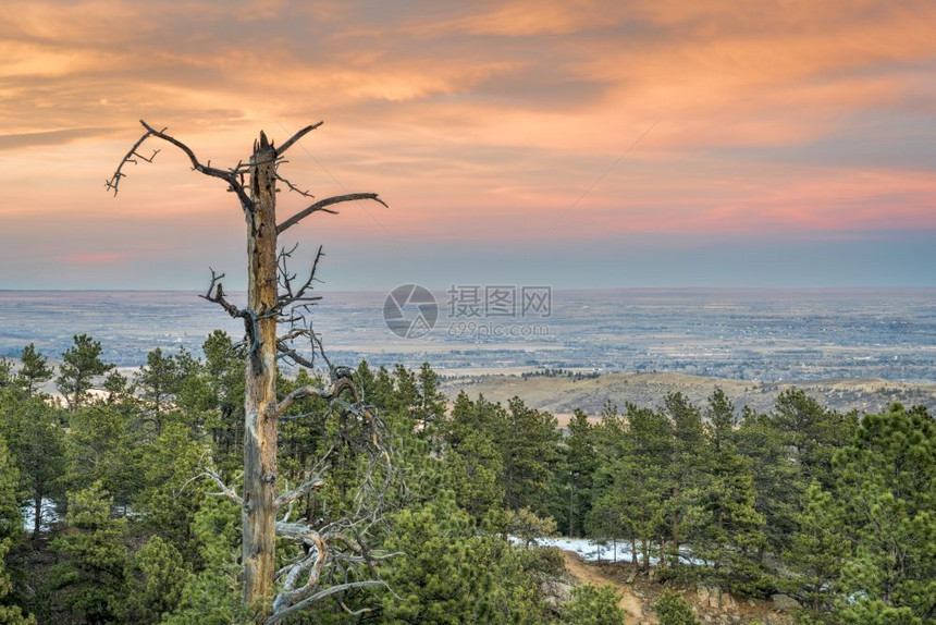 在科罗拉多北部平原和山丘上空的黄昏从柯林斯堡附近的马牙山看到图片