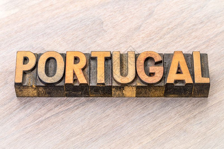 粗细对比字体葡萄牙语用古老的纸质印刷木材类型与谷物对比的葡萄牙语背景