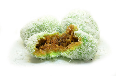 KuihOndeh或Kelepon含棕榈糖填料的超乳蛋糕图片