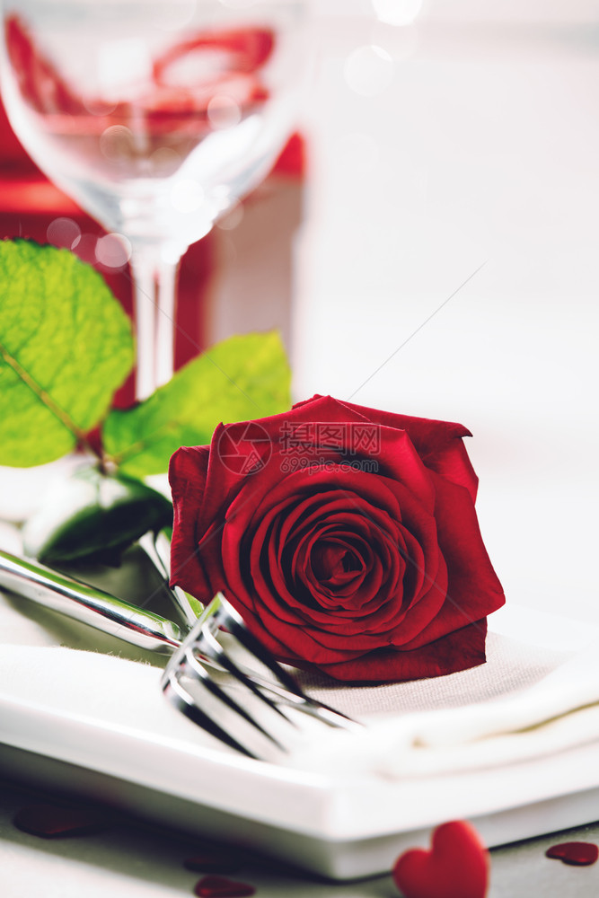 情人节sDay或浪漫的晚餐概念情人节或求婚背景关闭餐厅桌并设置浪漫的桌位复制空间图片