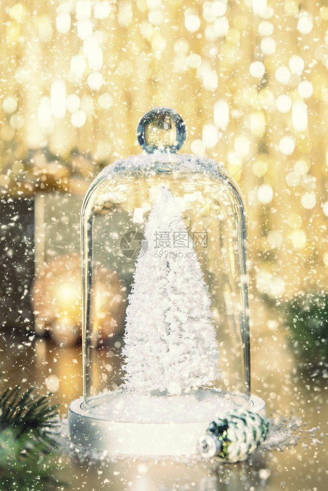 圣诞装饰品在抽象的金本位上圣诞树在雪球里图片