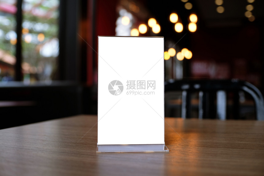 MockupMenu框架站在酒吧咖啡厅的木桌边文字空间图片