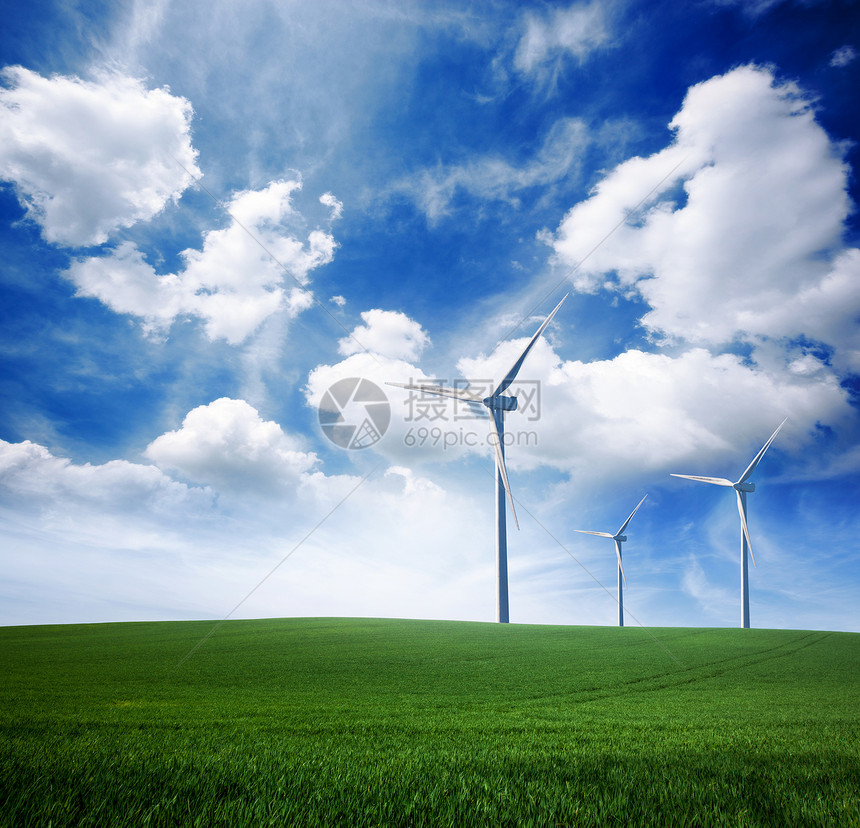 绿色草坪上的风力涡轮站图片