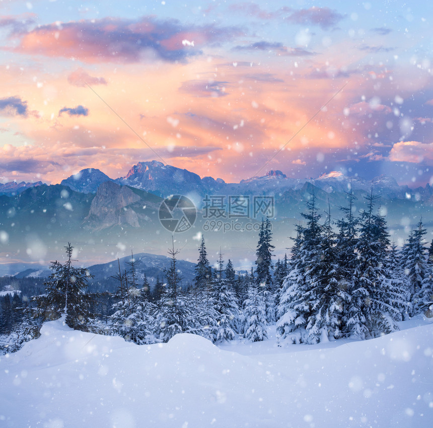 美丽的冬季高山雪地貌意大利多洛米特山脉图片
