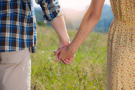 情侣在户外握手浪漫的场景图片
