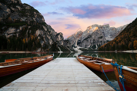阿尔卑斯山湖的木制船只意大利阿尔卑斯山多洛米特阿尔卑斯布拉伊湖图片