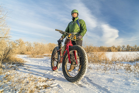 在科罗拉多州寒冷的冬天高级骑自行车的着一辆肥自行车图片