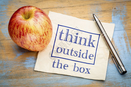 在盒子外思考概念用苹果在餐巾纸上的笔迹图片