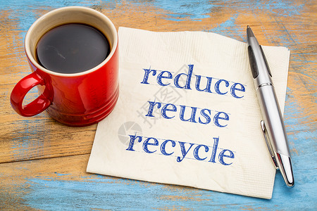 减少再利用循环保护概念餐巾纸上加咖啡杯的笔迹图片