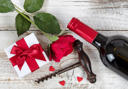 夜视红酒玫瑰和开瓶器的情人礼物图片