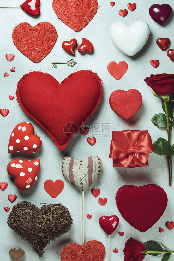 Valentines带有红心礼品和玫瑰的白天背景Valentinesday概念顶级视图图片