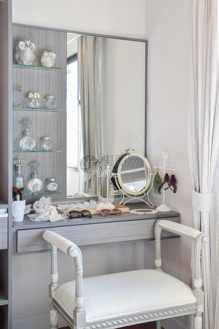 古老风格的更衣室配有经典白色椅子和更衣桌图片
