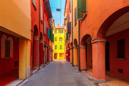 意大利博洛尼亚市中世纪街头港口意大利埃米亚罗马尼阳光明媚的一天旧城市中世纪街头港口有彩色房屋的中世纪街头港口意大利埃米莉娅罗马尼背景图片
