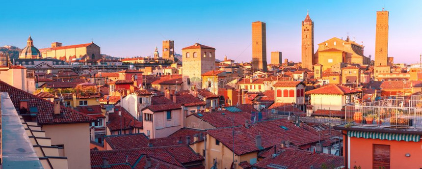 意大利博洛尼亚塔楼和屋顶空中观察意大利博洛尼亚的塔楼和屋顶波洛尼亚大教堂和高楼空中全景在阳光明媚的意大利艾米莉亚罗马尼中世纪城市图片