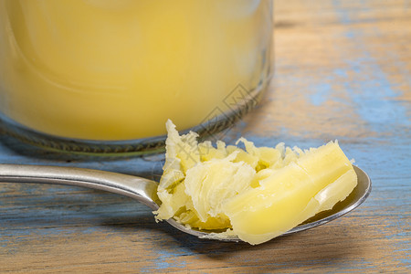 甘蔗木上加水和冰茶清纯黄油背景图片