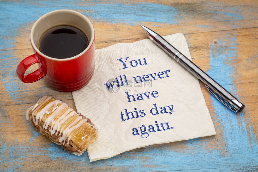 你再也不会有今天这个日子了在餐巾纸上带着一杯咖啡的鼓舞人心音符图片