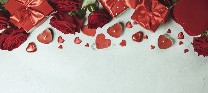 Valentines有玫瑰礼物红心和蜡烛的白天背景Valentinesday概念顶部视图复制空间图片
