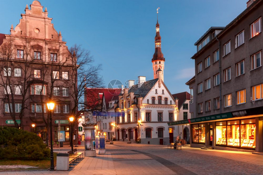 爱沙尼亚塔林老城的清晨街道蓝色爱沙尼亚塔林中世纪老城和市政厅的美丽明亮街道图片