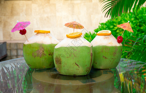 甜的绿色椰子饮用水图片