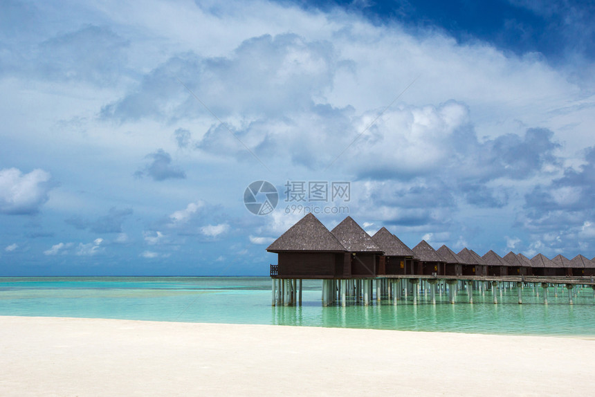 马尔代夫有水面平房的沙滩图片