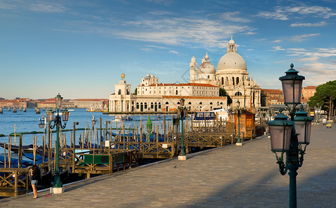 威尼斯与古多拉在大运河上对抗意大利威尼斯圣乔治马吉奥雷教堂图片
