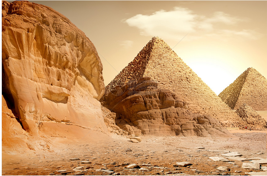 黄云下沙尘中的金字塔图片