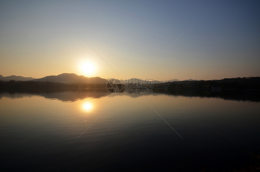 西湖位于杭州傍晚黄金日落图片