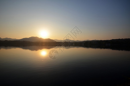 西湖位于杭州傍晚黄金日落图片