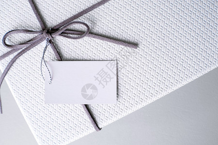 彩带边框标签礼品盒和带贴有情人节标签的彩带背景