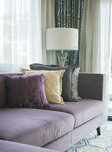 带有紫色沙发和多彩枕头的时髦客厅图片