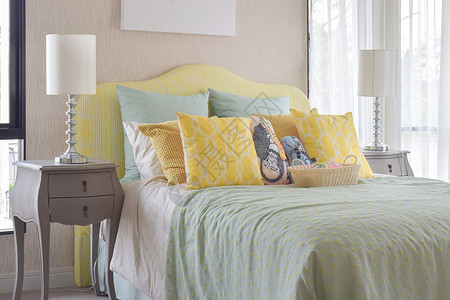 黄板古典风格的床边桌旁有阅读灯舒适风格的阅读灯用许多绿色和黄枕头的风格被睡背景