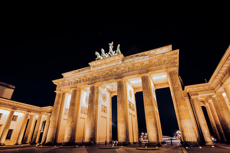 白兰地堡门在柏林德国晚上背景图片