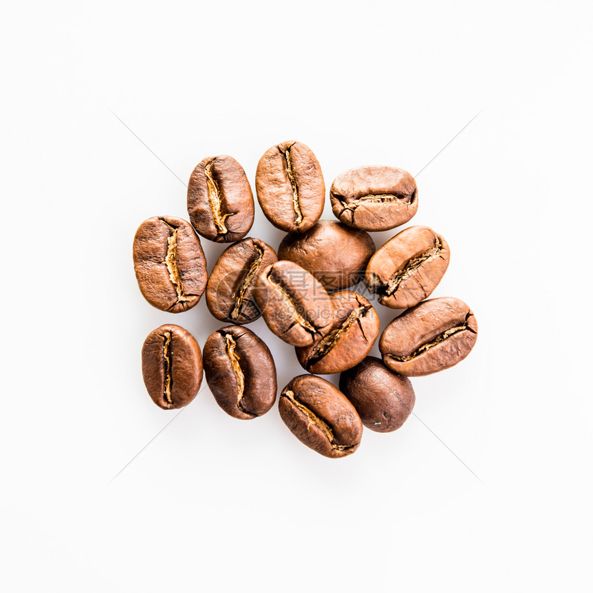 白底孤立的咖啡豆图片