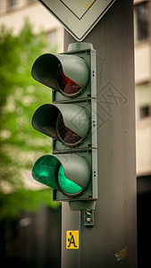 城市街道的交通灯图片
