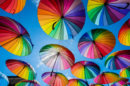 色彩多的雨伞背景色彩多的雨伞天空背景图片
