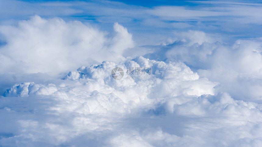 云从飞机窗口看到云和天空图片
