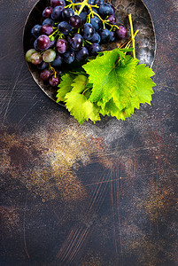 葡萄的盘子上和桌的葡萄图片