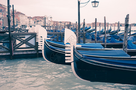 威尼斯歌多拉在波浪上意大利威尼斯图片