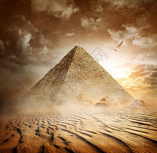 吉萨附近沙漠中的埃及金字塔图片
