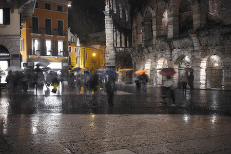 下雨之夜旧欧洲照明城市图片