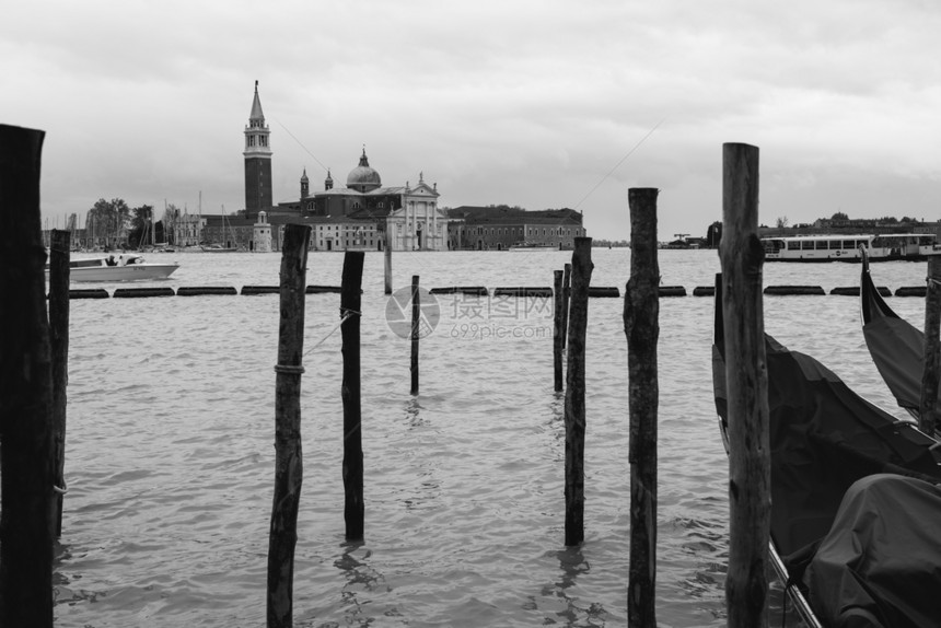 圣马可广场码头Gondolas的黑白图象意大利威尼斯圣马可广场码头Gondolas的黑白图象图片