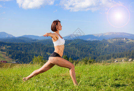 妇女户外做瑜伽暑假放松和健身活动图片