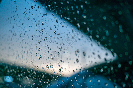 窗口眼镜表面的雨滴有城市观景选择的焦点图片