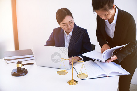 女律师和向客户介绍一份合同与手架和法律签订司和女律师商业概念图片