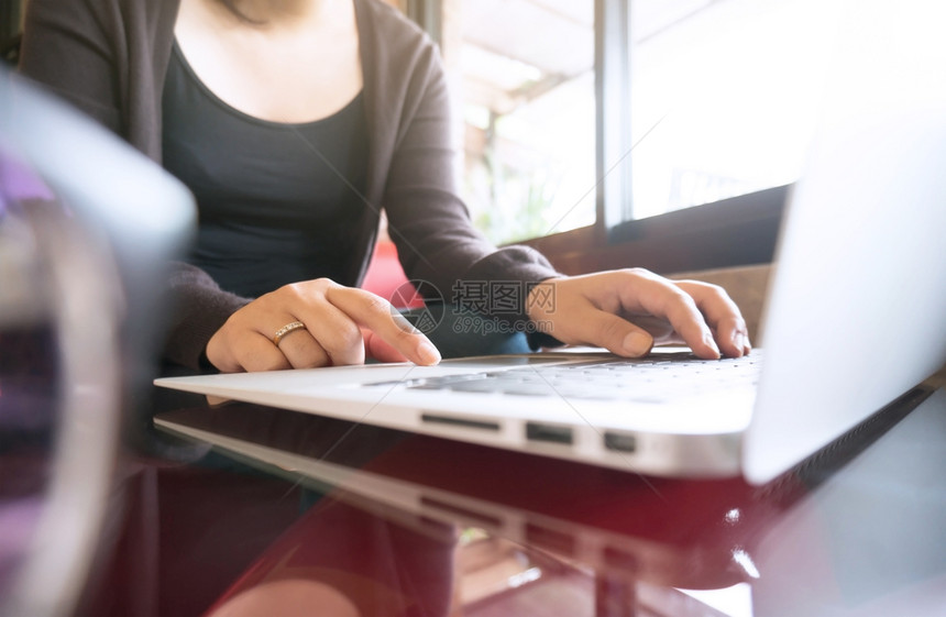 职业妇女使用带有电子表格文件信息财务概念的计算器图片