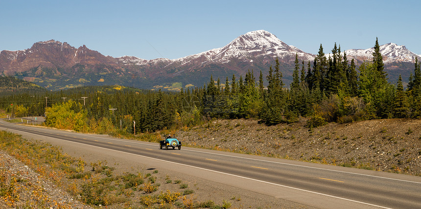 北美阿拉斯加高速公路沿线长的全景老旧汽车移动图片
