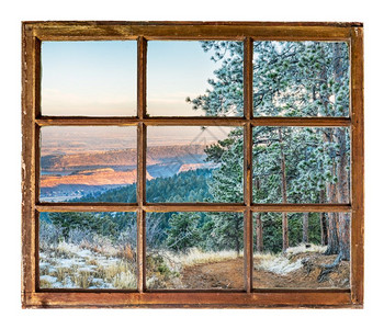 在冬季风景中科罗拉多山脚下丘透过古老的坚固用脏玻璃砸碎的窗户图片