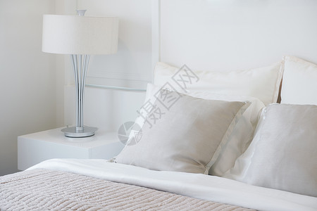 震波浅灰色枕头放在床上睡舒适的氛围中睡在现代室内风格的卧里背景
