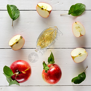 木制桌上的新鲜苹果和醋概念健康的食物从你花园图片